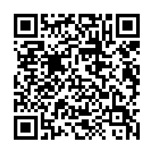 坐在拖车的台阶上大口大口地吃起了免费的甜甜圈二维码生成