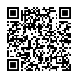 坐在最边上那位最年轻的考官拿起桌子上李谦的准考证二维码生成
