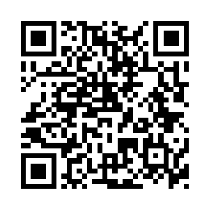 坐在沙发上的中年男人一巴掌拍在茶几上二维码生成