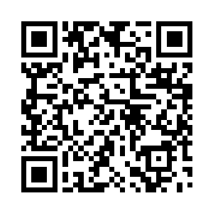 坐在沙发上的那个男人仍然侧脸对着他说二维码生成