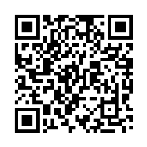 坐在沙发上裙摆滑落腿不经意的打开二维码生成