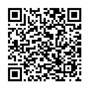 坐在电视机前的薛静依手忙脚乱的吞服了一粒救心丸二维码生成