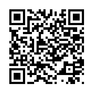 坐在监控室里的年轻男子只穿了一件黑二维码生成