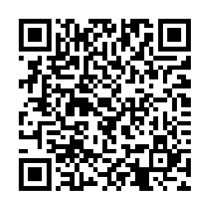 坐在第三排中间那个戴眼镜的男子慢吞吞地站了起来二维码生成