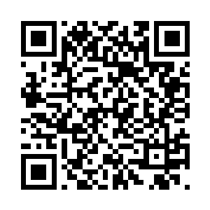 坐在茶桌边上细细的品着今年的新茶二维码生成