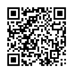 坐在贝吉最近的一名年轻人听着贝吉的分析二维码生成