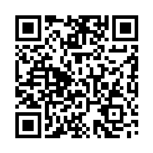 坐在远处的一栋建筑顶上与这边的两位说话二维码生成