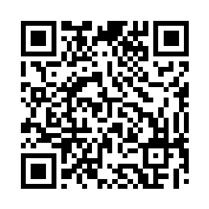 坐在酒吧的沙发上并没有摘掉墨镜和口罩二维码生成