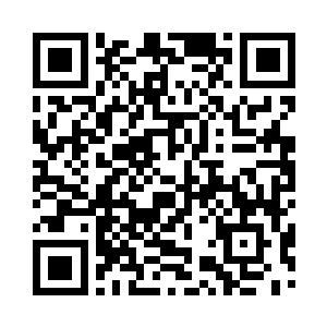 坐在阳光明媚的路边咖啡馆里翻了几份报纸二维码生成