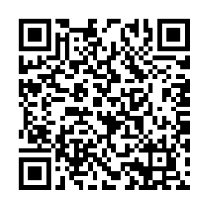 坐骑缓缓的从两边跪着的常胜军残存将士身边经过二维码生成