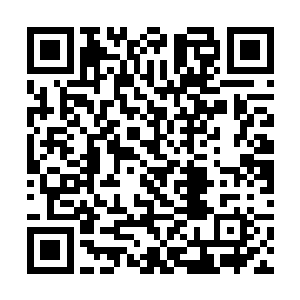 坦克的周围站着好些个和瑞奥穿着差不多军装的士兵二维码生成