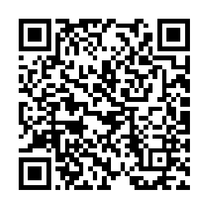 城堡门楼上一排穿着寒光闪闪的盔甲的军士抬起头二维码生成