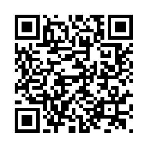 基顿很紧张不敢看的躲在他身后搭着他的肩膀二维码生成