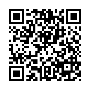 堪塔斯的幼崽们正在树底下追逐打闹二维码生成