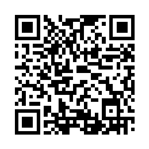 墙壁上和东西两侧的门上有多处喷溅状二维码生成