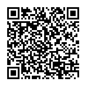 墨镜下的眼睛看着那几个坐在台上的白衣服老爷交头接耳在指指点点自己这边二维码生成
