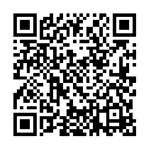 复杂的望着他边吃边望着她笑得一脸满足的男人二维码生成