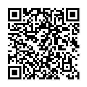 夏云杰便远远看到一辆黑色的敞篷保时捷跑车停在小区门口二维码生成