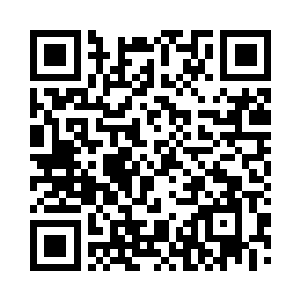 夏云杰取了两块递给身后的周凉和邓凌二维码生成