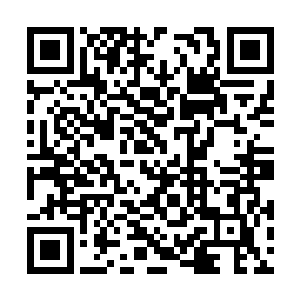 夏云杰坐在江州大学附属第一医院中医馆门诊室里二维码生成