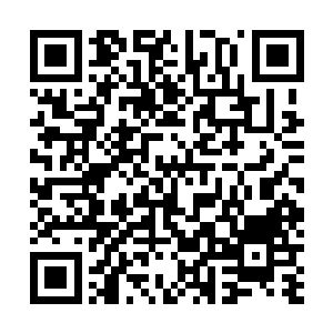 夏享和冯华在一个酒店门口见到了从里面出来的两位长官二维码生成