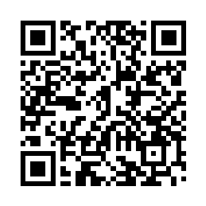 夏伯阳双手扶在哈德菲尔德将军的桌子上二维码生成