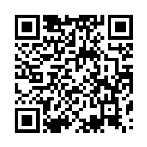 夏力行看着坐在自己对面正在削水果的男子二维码生成