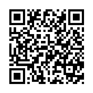 夏海飞身边另一个中年人不满的笑起来二维码生成