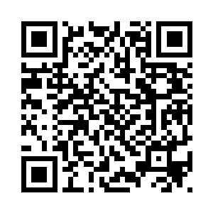 外面正站着一位矮个子的制服姑娘二维码生成