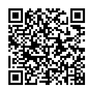 夜空之上好像破了一个裂口有一个乘着巨大血龙的鬼神从天而降二维码生成