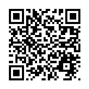 大使像是见鬼一样看着这群不速之客二维码生成