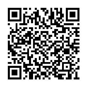 大口喘着气就好像从死亡边缘上走过来的人一样二维码生成