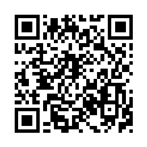 大土坑中显出了一个红缎子面的大棉被卷二维码生成