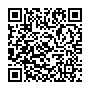 大堂经理帮忙开一辆白色宝马越野车的后备厢门时候二维码生成