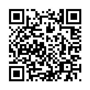 大娘带着母亲与娟姨冒着大雨下到泥地里推车二维码生成