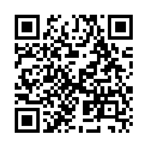 大家排队打好饭菜就坐在桌子上用二维码生成