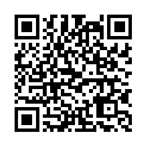 大树参天的另一头还有一栋米白色的英式建筑二维码生成