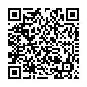 大概从这男人的一身行头上就能够看出个大概了吧二维码生成
