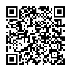 大汉眼前的电脑荧幕中运行的便是这款十分经典的游戏二维码生成