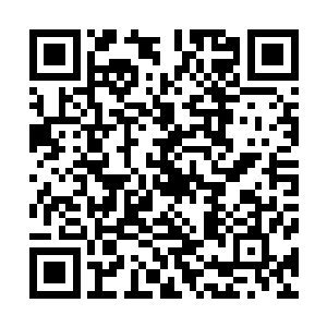 大瓮中装着八成满倒不出来也触及不到的不透明的黑色液体二维码生成