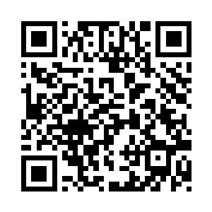 大眼睛一眨一眨的看着手上的刺客之剑二维码生成