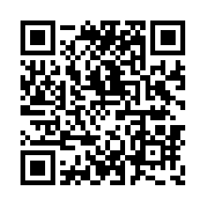 大腹便便穿着一身暗金色缎子的长袍二维码生成