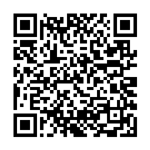 大跨步的走到面前列队整齐的一百名士兵前方五米处二维码生成