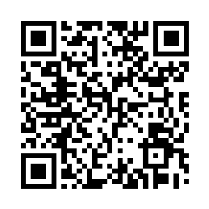 大雨哗哗的顺着他的伞往地上泼似的二维码生成