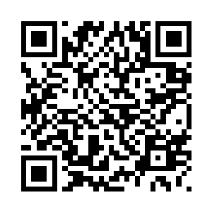 天上忽然破云出现一架军事战斗机二维码生成