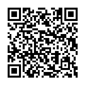 天海牙儿和那个瘦高男子准时来到国教学院门口二维码生成