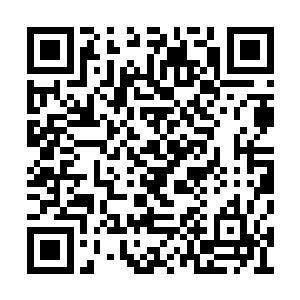 天空中弥漫的云雾在她的头顶形成了巨大的漩涡二维码生成