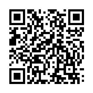 夫妻二人手挽手出席在记者发布会上二维码生成