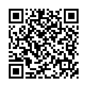 夭华将从乌云身上撕扯下来的衣服往地上一丢二维码生成