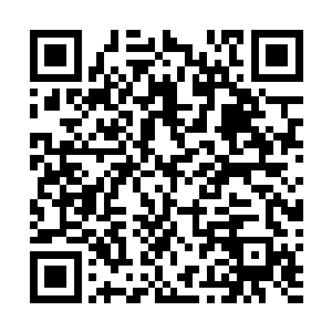 夭华扣住乌云手腕的那只手就一把反手扫落桌子上的饭菜二维码生成